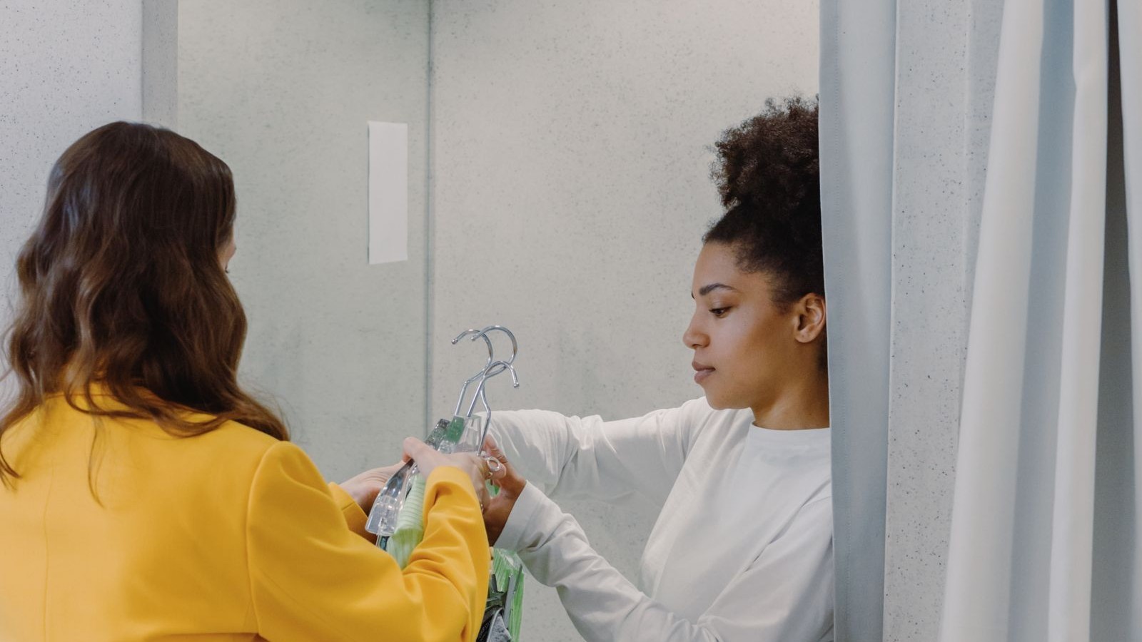 FittingRoomOperations_HelpArrives_v1